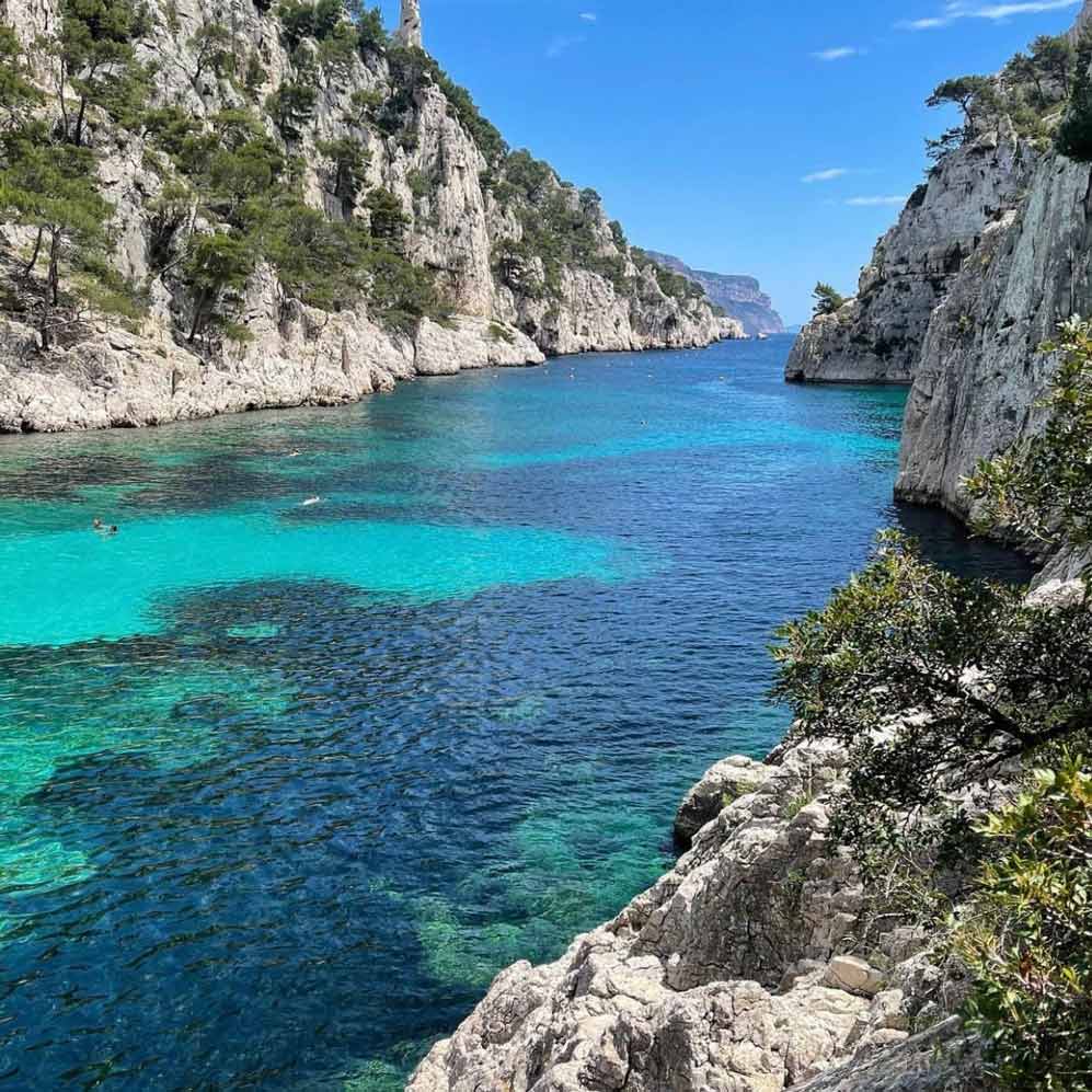 Vue du canyon marin d'En-Vau avec ses dégradés de bleu et ses falaises escarpées.