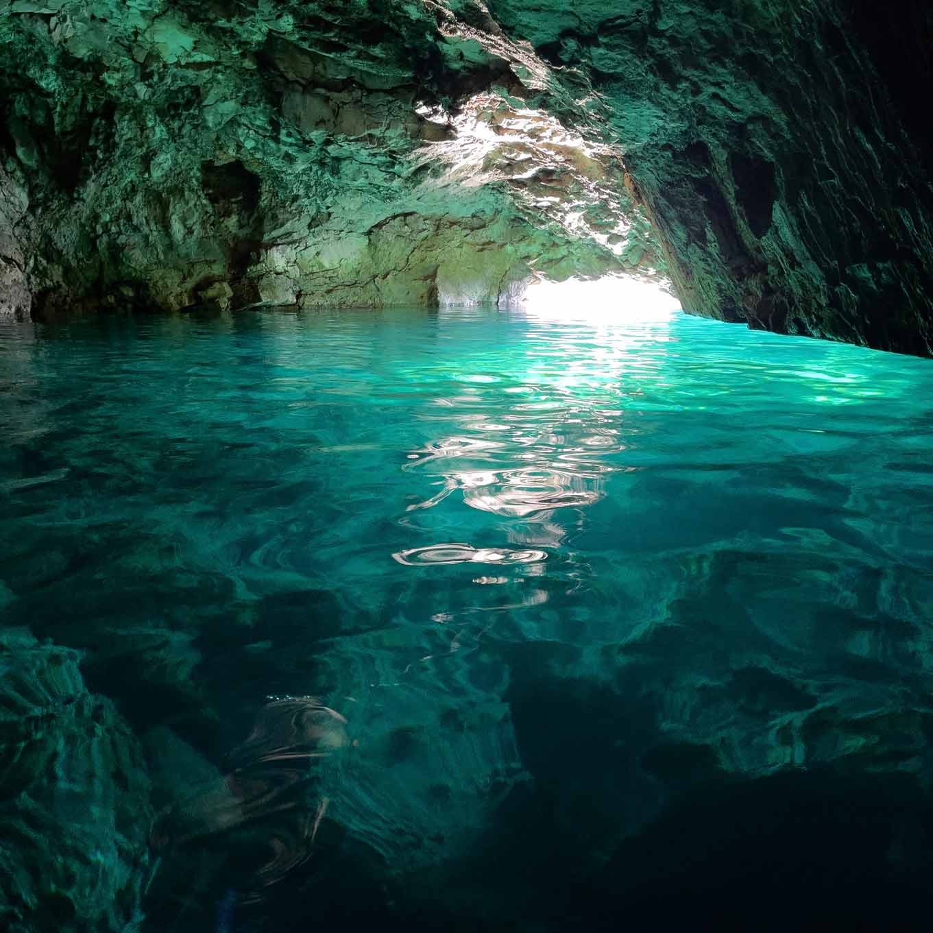 Reflets de lumière sur l'eau turquoise à l'intérieur de la Grotte Bleue à Morgiou.