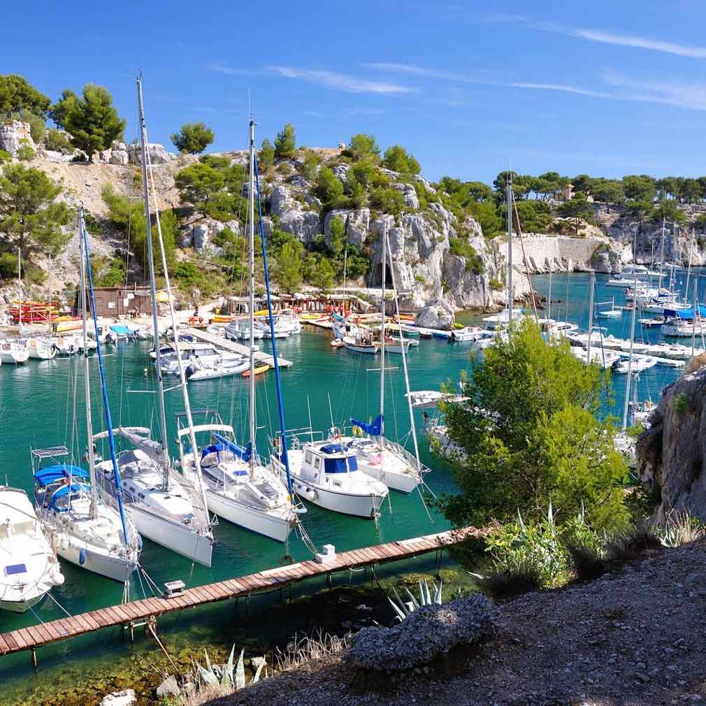 Nombreux voiliers amarrés dans le port naturel et sinueux de la calanque de Port-Miou.