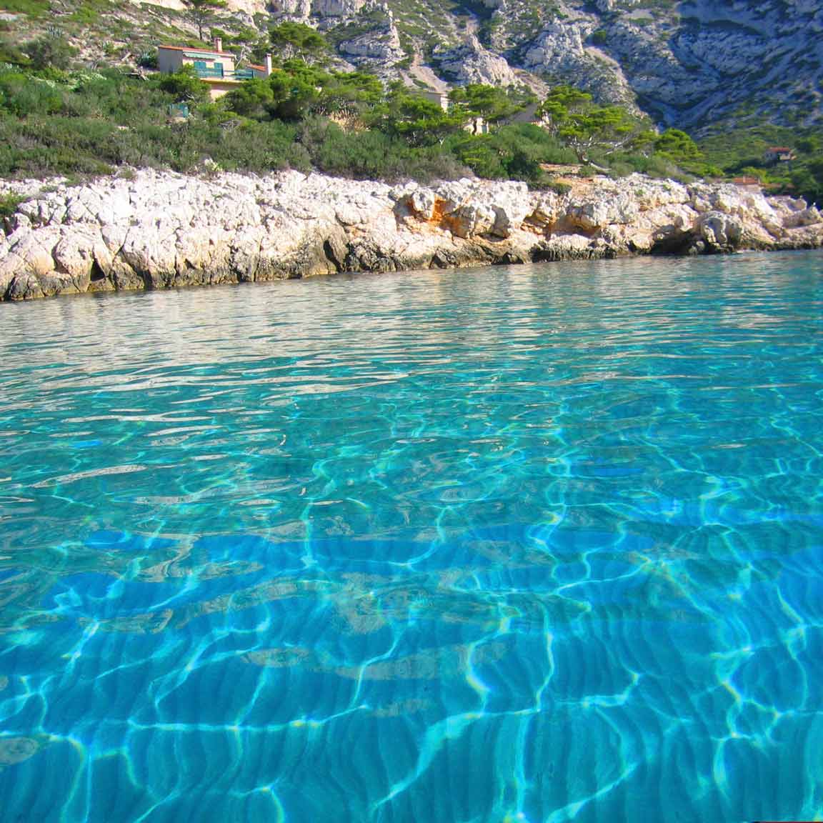 Eaux cristallines scintillantes au pied des collines de Sormiou.