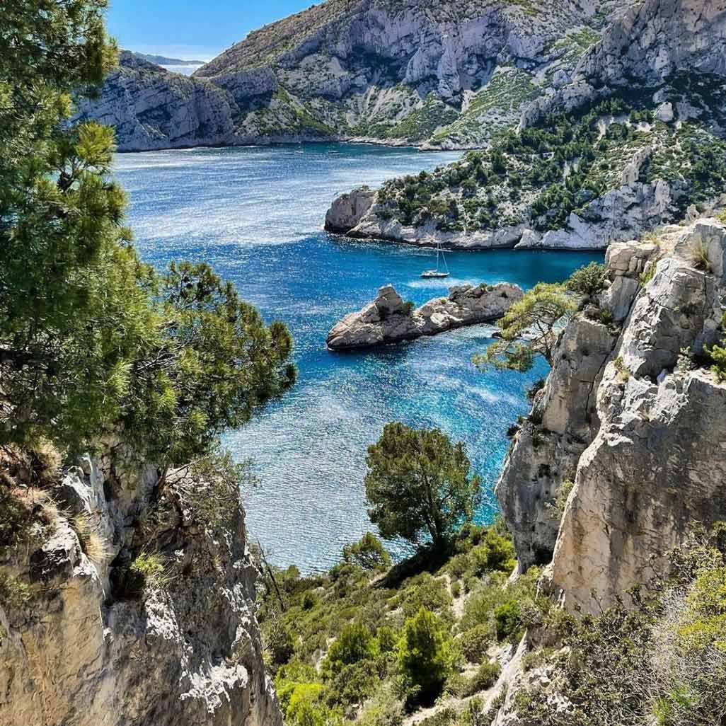 Vue panoramique sur l'îlot du Torpilleur au cœur des eaux bleues de Sugiton.