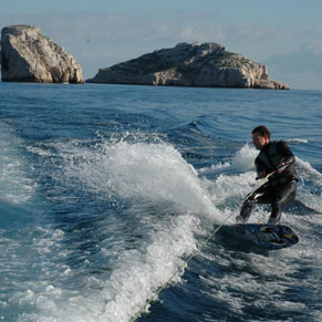 wakeboard lors d'une visite des calanques de marseille