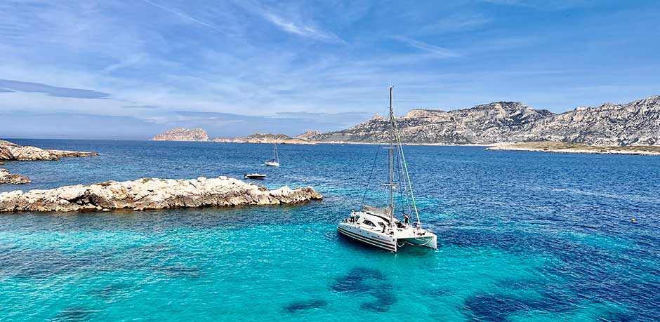 location de catamaran avec skipper pour la visite des calanques