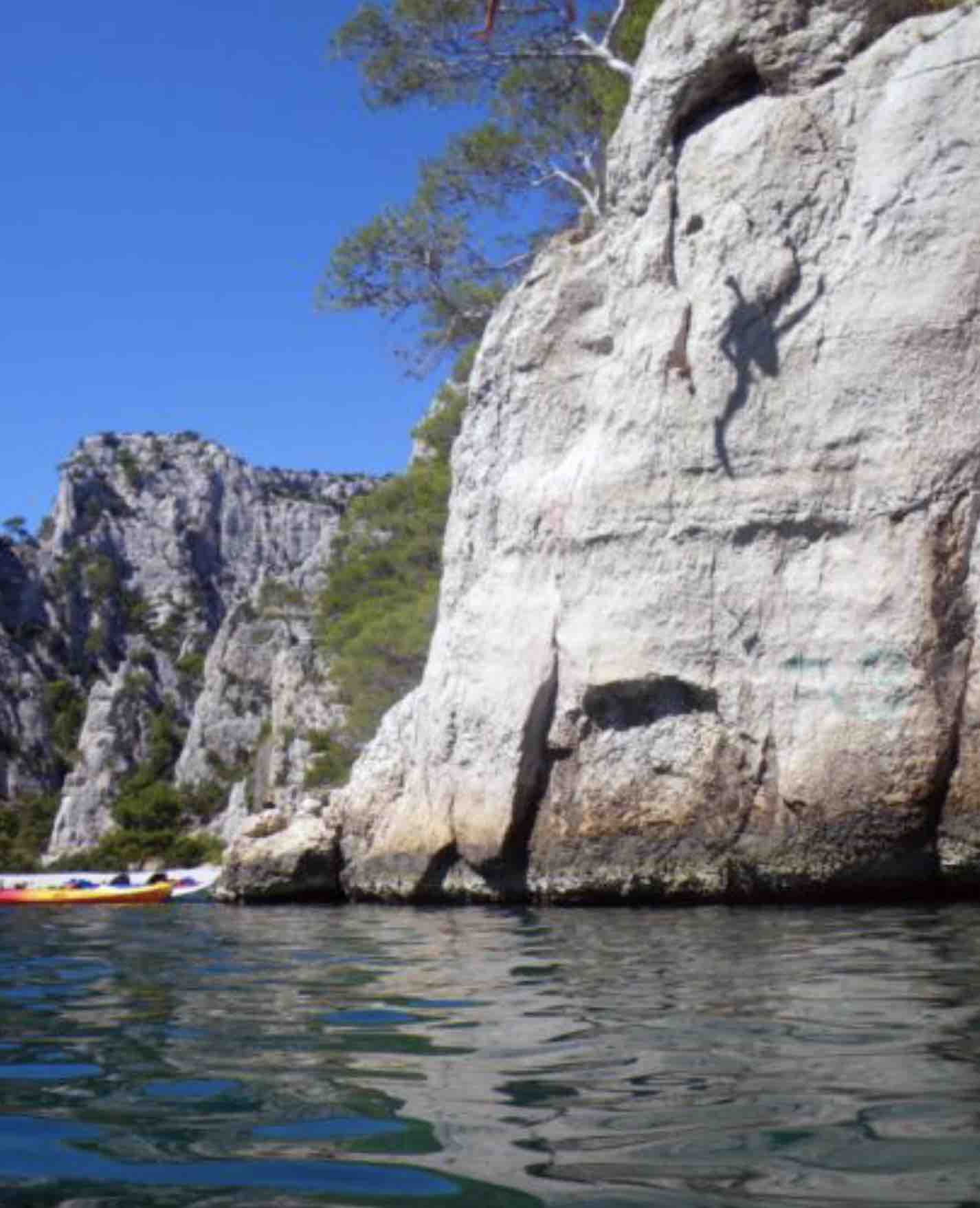 les falaises des calanques entre marseille et cassis