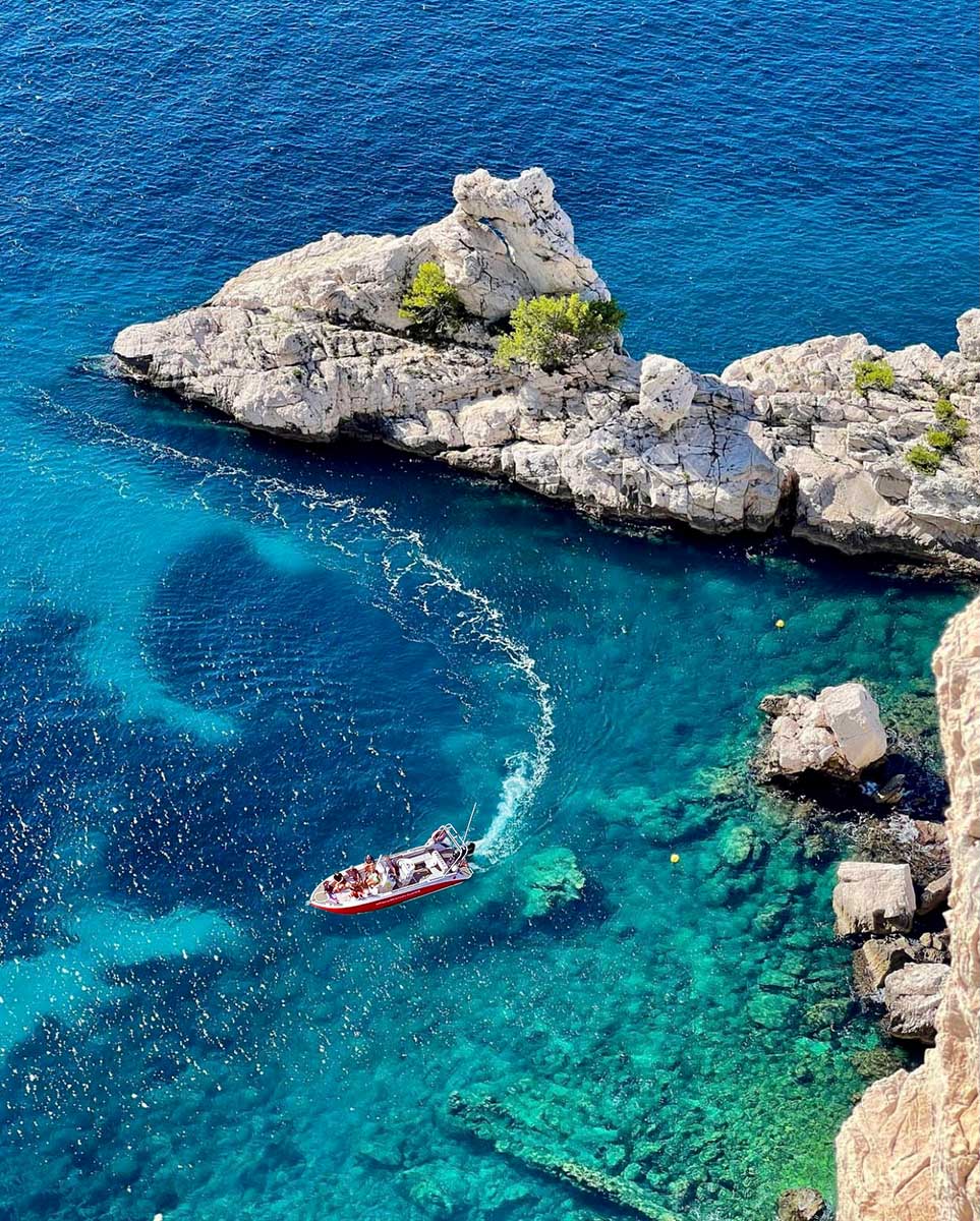 Un bateau dans la Calanque des Pierres Tombées à Marseille