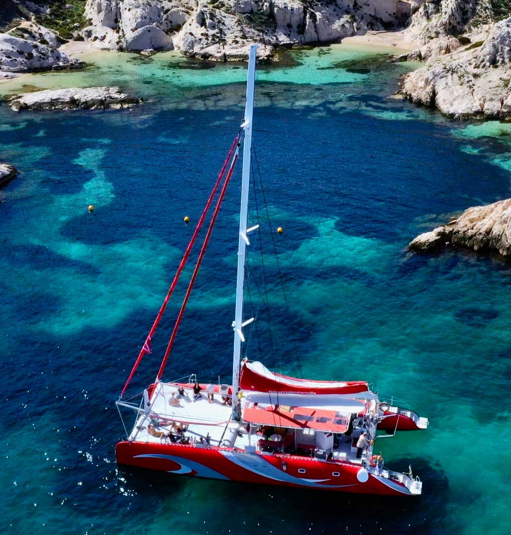 Le catamaran Véla dans les Calanques de Marseille