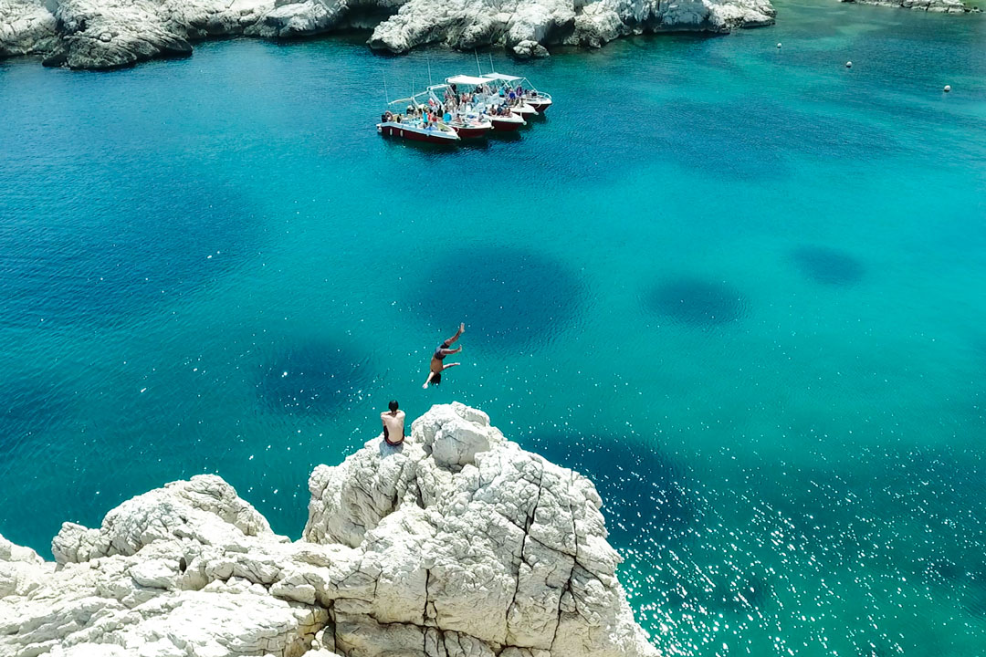 Plongeon face aux bateaux dans les Calanques