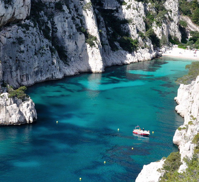 Bateau seul dans la Calanque d'En-Vau