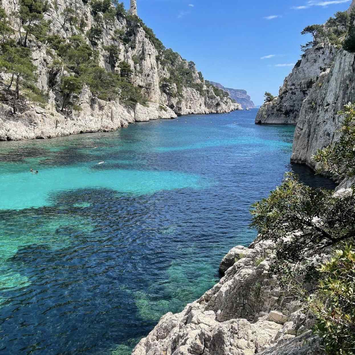 Arche rocheuse naturelle se dressant dans les eaux bleues de la côte marseillaise.