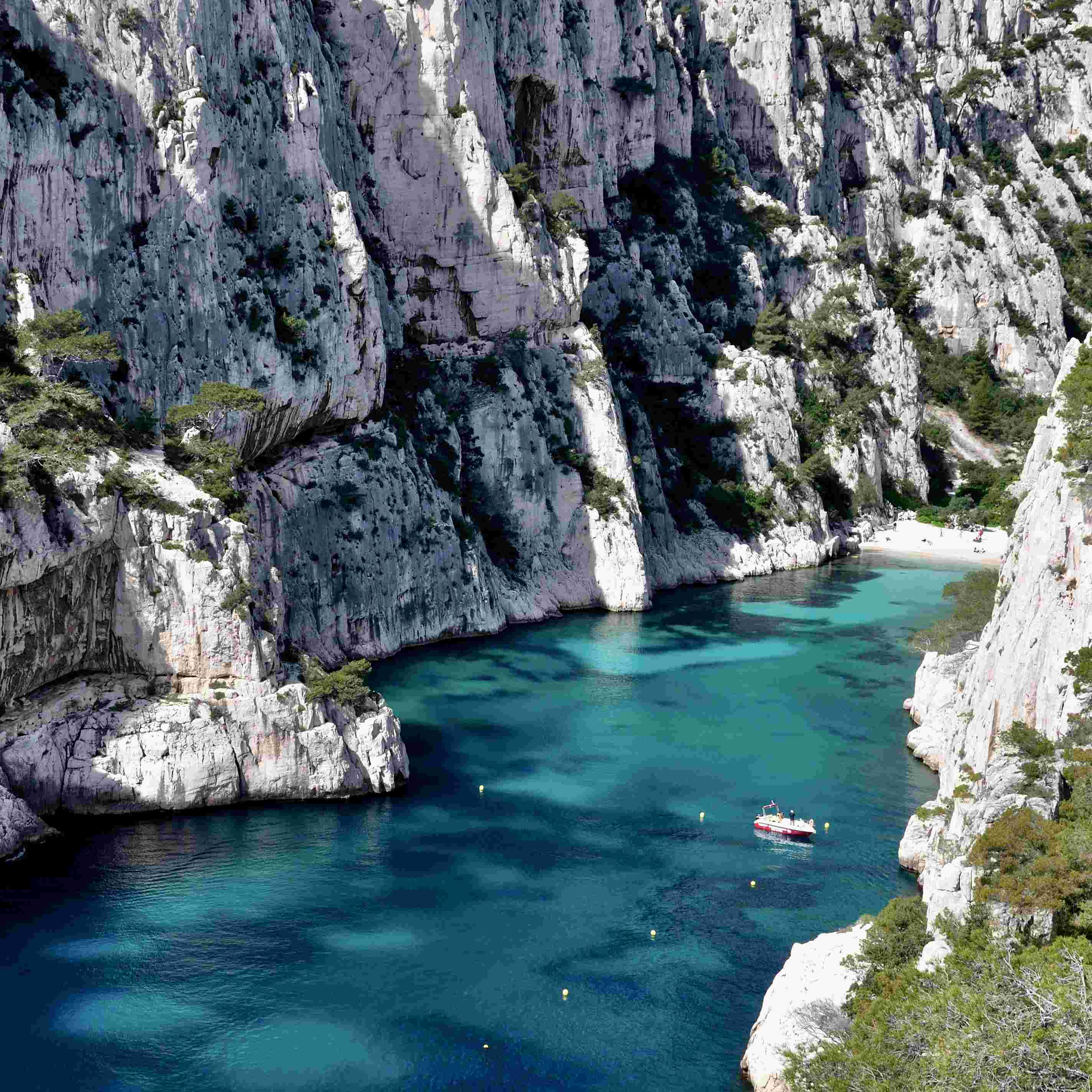 Eaux cristallines et galets blancs au bord du rivage d'En-Vau.