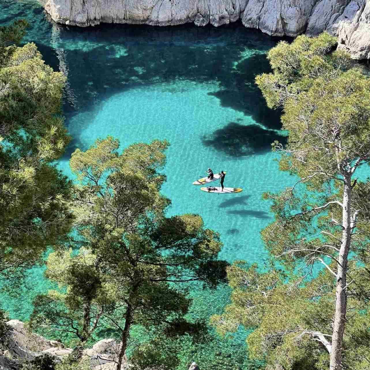 Vue panoramique du canyon marin d'En-Vau sous un ciel bleu éclatant.