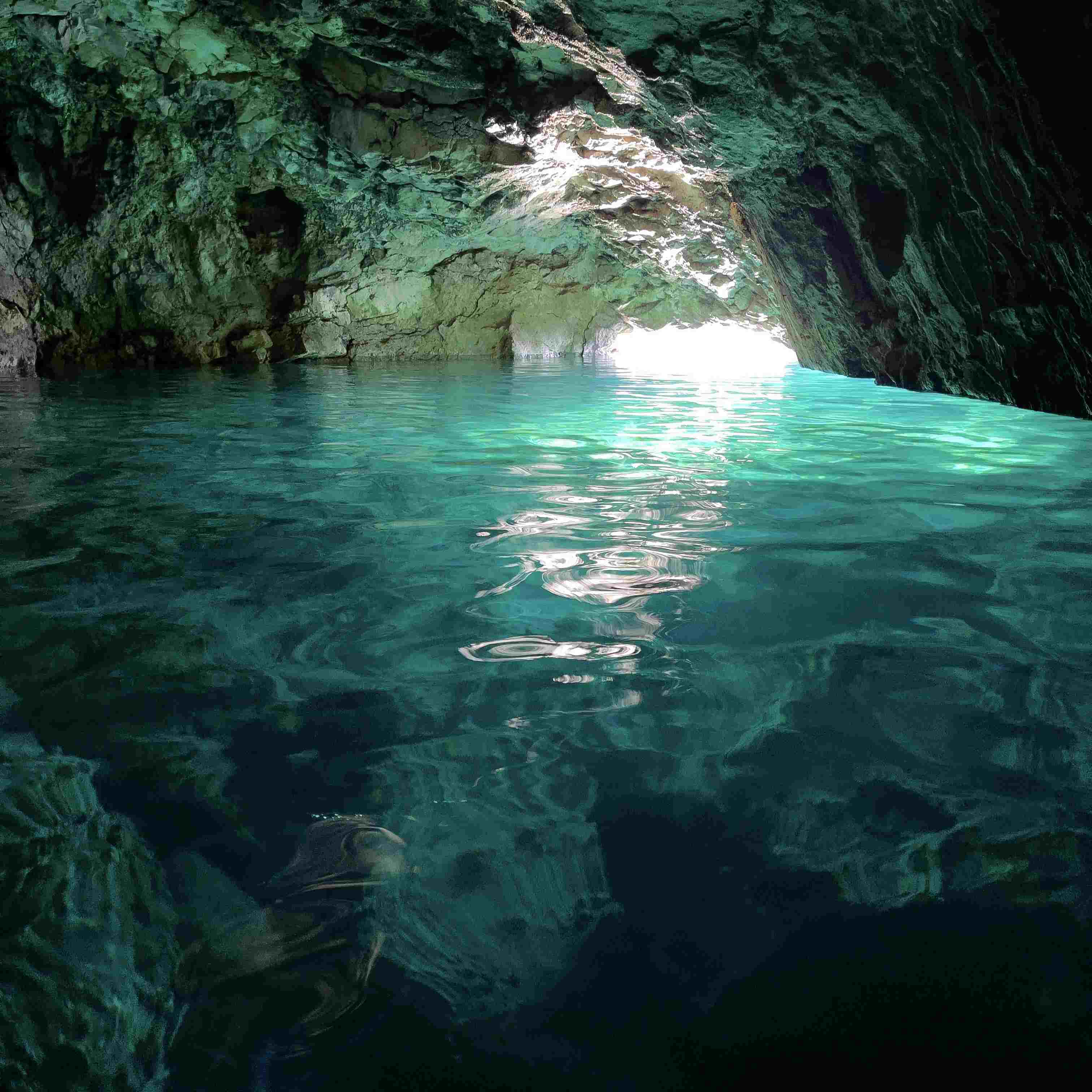 Eau lumineuse à l'intérieur de la Grotte Bleue à Morgiou.