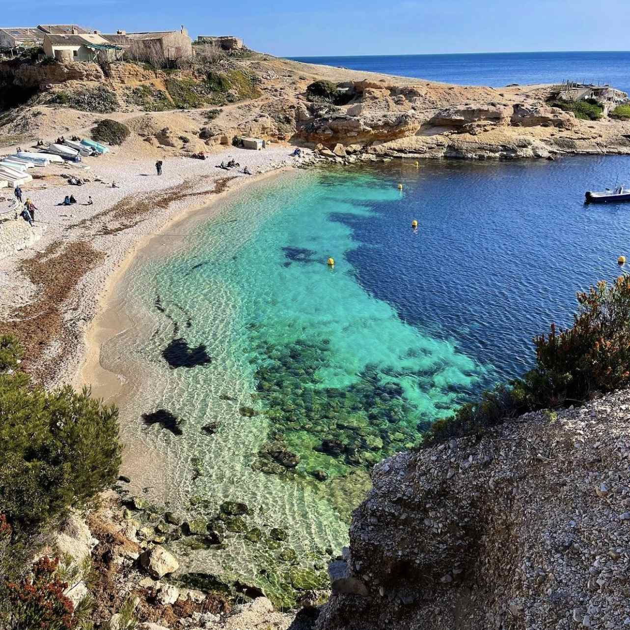 La plage de galets et l'eau translucide de Marseilleveyre.