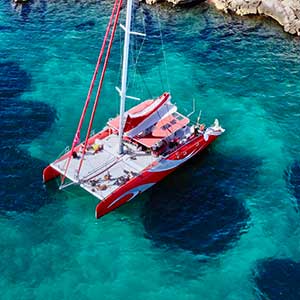 zoom sur catamaran en location avec skipper